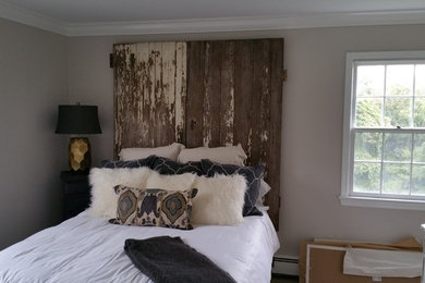 Example of a country home design design in New York