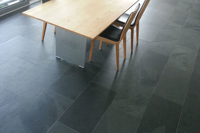 フランクフルトにあるインダストリアルスタイルのおしゃれなLDK (スレートの床、黒い床) の写真