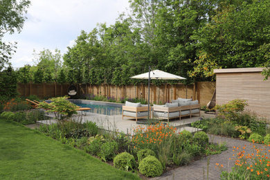 Pool - contemporary pool idea in Berkshire