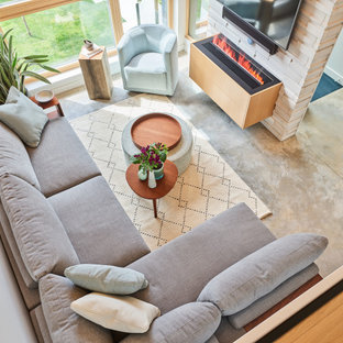 Esempio di un piccolo soggiorno design aperto con sala formale, pareti bianche, pavimento in cemento, camino lineare Ribbon, cornice del camino in legno, TV a parete, pavimento grigio e soffitto in legno