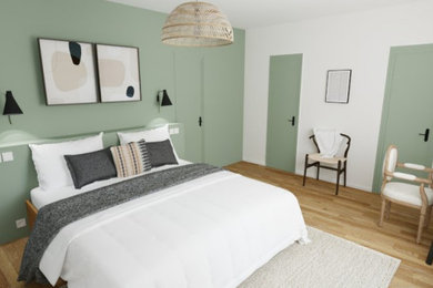 Idée de décoration pour une chambre parentale blanche et bois minimaliste de taille moyenne avec un mur vert, parquet foncé, un sol marron, boiseries et dressing.