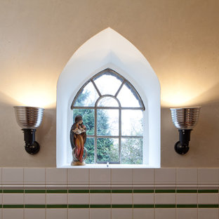 ボンの広い地中海スタイルのLDKの画像 (ベージュの壁、無垢フローリング)