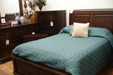 Example of a bedroom design in Cedar Rapids