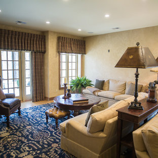 Foto di un grande soggiorno mediterraneo aperto con pareti beige, moquette, camino classico, cornice del camino in pietra e pavimento blu