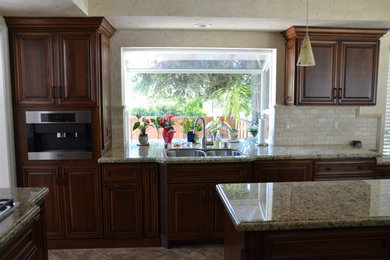 Kitchen - traditional kitchen idea in San Francisco