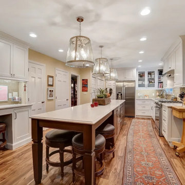 Shiloh Cabinetry - Arctic Maple & Carob Cherry