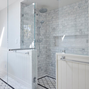 Exempel på ett mellanstort klassiskt en-suite badrum, med ett fristående badkar, en dusch i en alkov och ett undermonterad handfat