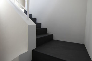 Moderne Treppe in U-Form mit Schiefer-Treppenstufen und Schiefer-Setzstufen in Sonstige
