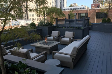This is an example of a contemporary deck in Chicago.