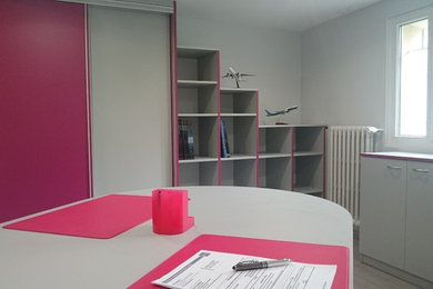 Aménagement d'un bureau moderne de taille moyenne avec un mur gris, un bureau intégré, parquet clair, aucune cheminée et un sol beige.