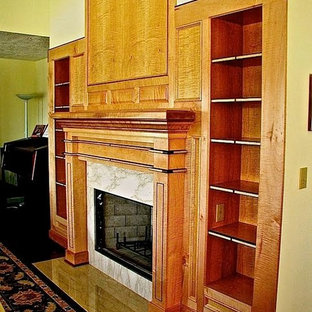 Idéer för mellanstora funkis allrum med öppen planlösning, med beige väggar, mörkt trägolv, en standard öppen spis och en spiselkrans i trä