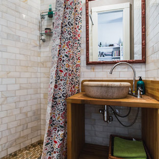 На фото: ванная комната в стиле фьюжн с открытыми фасадами, белой плиткой, настольной раковиной, столешницей из дерева, открытым душем, душевой кабиной и шторкой для душа с