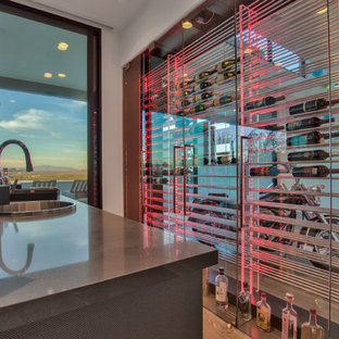 フェニックスの大きいモダンスタイルのおしゃれなウェットバー (ドロップインシンク、ガラス扉のキャビネット、淡色無垢フローリング、コンクリートカウンター、茶色い床、グレーのキッチンカウンター) の写真