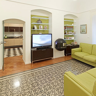 Diseño de biblioteca en casa abierta, mediterránea, grande, con paredes blancas, suelo de madera en tonos medios, chimeneas suspendidas, marco de chimenea de metal y pared multimedia