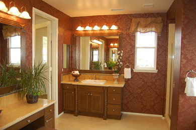 Design ideas for a traditional bathroom in Los Angeles.