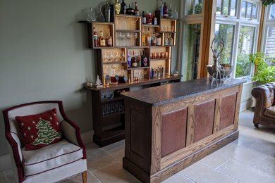 Ejemplo de bar en casa lineal clásico renovado de tamaño medio sin pila con armarios estilo shaker, puertas de armario de madera en tonos medios, encimera de granito y encimeras grises