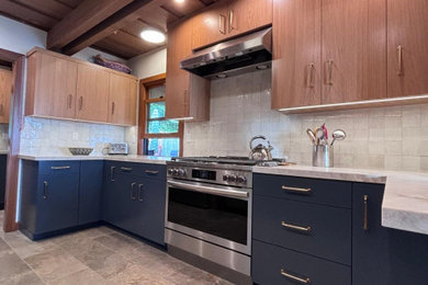 Example of a kitchen design in Orange County