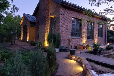 Свежая идея для дизайна: летний участок и сад среднего размера на переднем дворе в стиле лофт - отличное фото интерьера