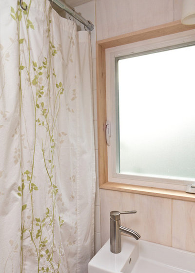 コンテンポラリー 浴室 by Sol Haus Design