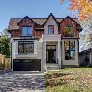 Großes, Zweistöckiges, Rotes, Braunes Klassisches Einfamilienhaus mit Backsteinfassade, Satteldach und Schindeldach in Toronto