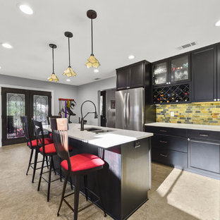 Réalisation d'une arrière-cuisine design en L de taille moyenne avec un évier 2 bacs, un placard avec porte à panneau encastré, des portes de placard en bois sombre, un plan de travail en quartz modifié, une crédence jaune, une crédence en carrelage de pierre, un électroménager en acier inoxydable, un sol en carrelage de porcelaine, un îlot central, un sol beige et un plan de travail blanc.