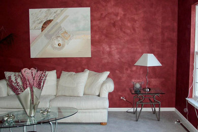 Imagen de salón para visitas abierto tradicional de tamaño medio sin chimenea con paredes rojas, moqueta y suelo gris