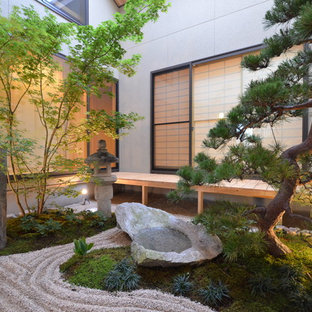 他の地域のアジアンスタイルのおしゃれな中庭 (デッキ材舗装) の写真
