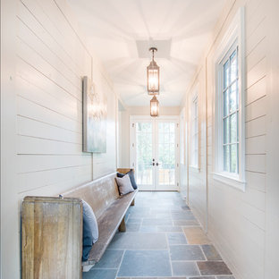 Idéer för en lantlig hall, med vita väggar och flerfärgat golv