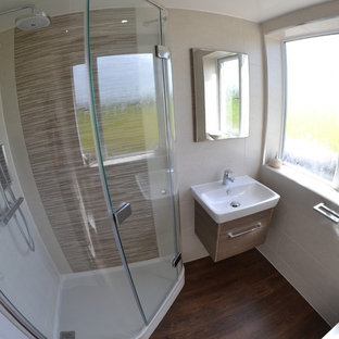 Badezimmer mit bunten Wänden und Vinylboden Ideen, Design & Bilder