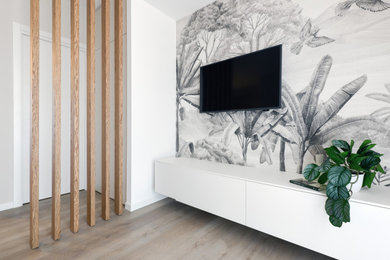 Ispirazione per un piccolo soggiorno scandinavo con parquet chiaro e TV a parete