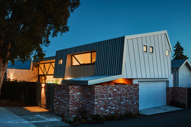Mittelgroßes, Zweistöckiges Modernes Einfamilienhaus mit Metallfassade, bunter Fassadenfarbe, Satteldach, Blechdach, grauem Dach und Wandpaneelen in Perth