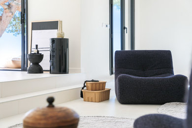 Cette image montre un salon design.