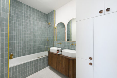 Exemple d'une salle de bain rétro.