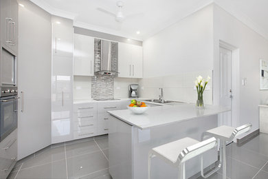 Inspiration for a transitional kitchen in Darwin.