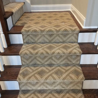 Klassisk inredning av en mellanstor l-trappa i trä, med sättsteg i målat trä