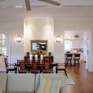 Offenes, Mittelgroßes Klassisches Esszimmer mit gelber Wandfarbe und hellem Holzboden in Minneapolis