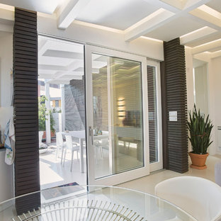 バーリのモダンスタイルのLDKの画像 (白い壁、磁器タイルの床)