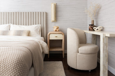 Diseño de dormitorio principal actual pequeño con paredes beige, suelo de madera en tonos medios, suelo marrón y papel pintado