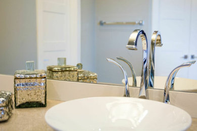 オースティンにある中くらいなトランジショナルスタイルのおしゃれなマスターバスルーム (ベッセル式洗面器、青い壁) の写真