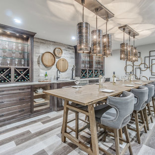 フィラデルフィアのトランジショナルスタイルのおしゃれなウェットバー (アンダーカウンターシンク、フラットパネル扉のキャビネット、中間色木目調キャビネット、レンガの床) の写真