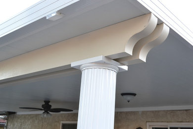 Example of a classic patio design in Los Angeles