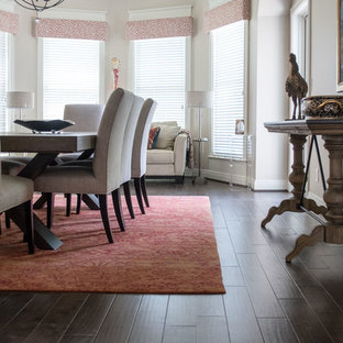 ルイビルの広いコンテンポラリースタイルのLDKの画像 (ベージュの壁、濃色無垢フローリング、茶色い床)