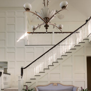 ニューヨークの巨大なトランジショナルスタイルのおしゃれな玄関ロビー (白い壁、濃色無垢フローリング) の写真