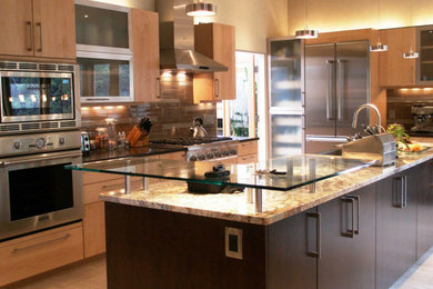 Kitchen - traditional kitchen idea in Miami