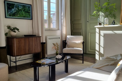 Foto de salón moderno con marco de chimenea de madera y televisor retractable