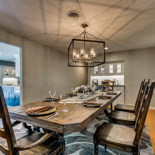 オクラホマシティの広いカントリー風 LDKの画像 (グレーの壁、無垢フローリング、暖炉なし、茶色い床)