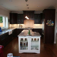 The light backsplash contrast to cabinets