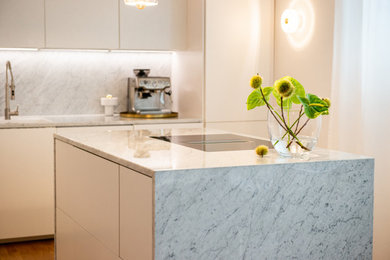 Offene, Einzeilige, Mittelgroße Moderne Küche mit Marmor-Arbeitsplatte, Kücheninsel und weißer Arbeitsplatte in Stuttgart