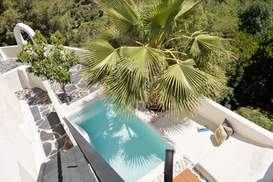 Imagen de piscina mediterránea de tamaño medio