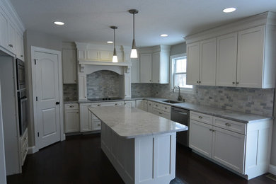 Kitchen - traditional kitchen idea in Columbus